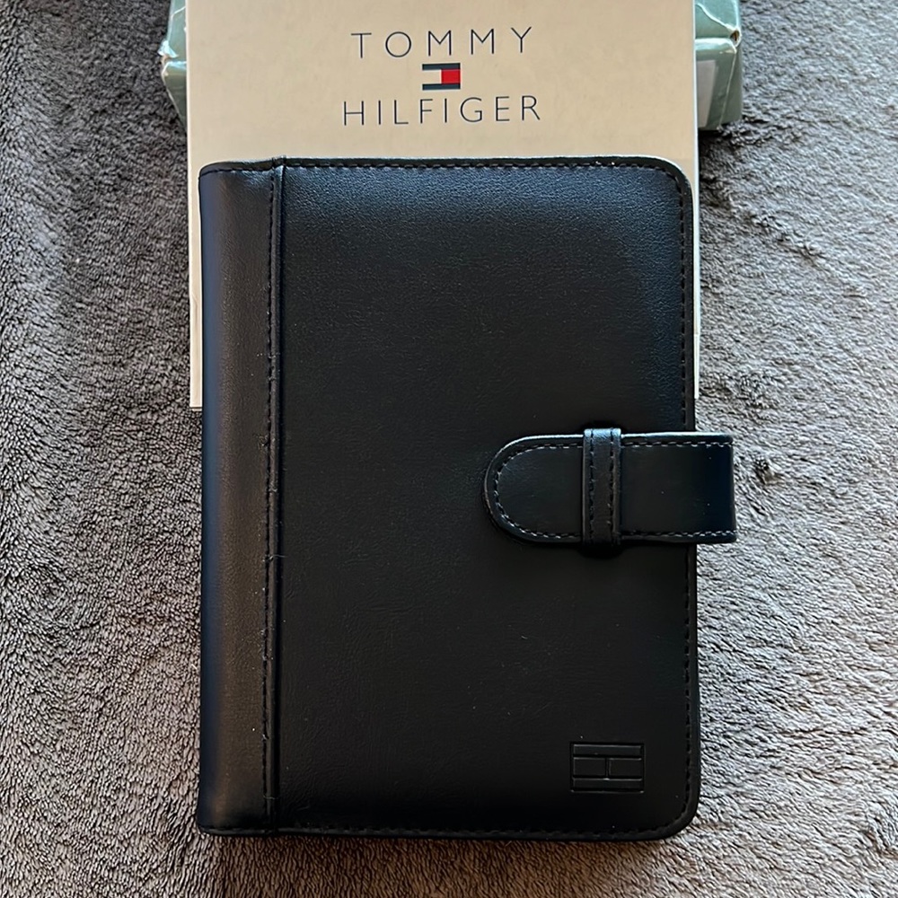 Tommy Hilfiger leather like photo book
Holds 40- 4 x 6 photos
Never used